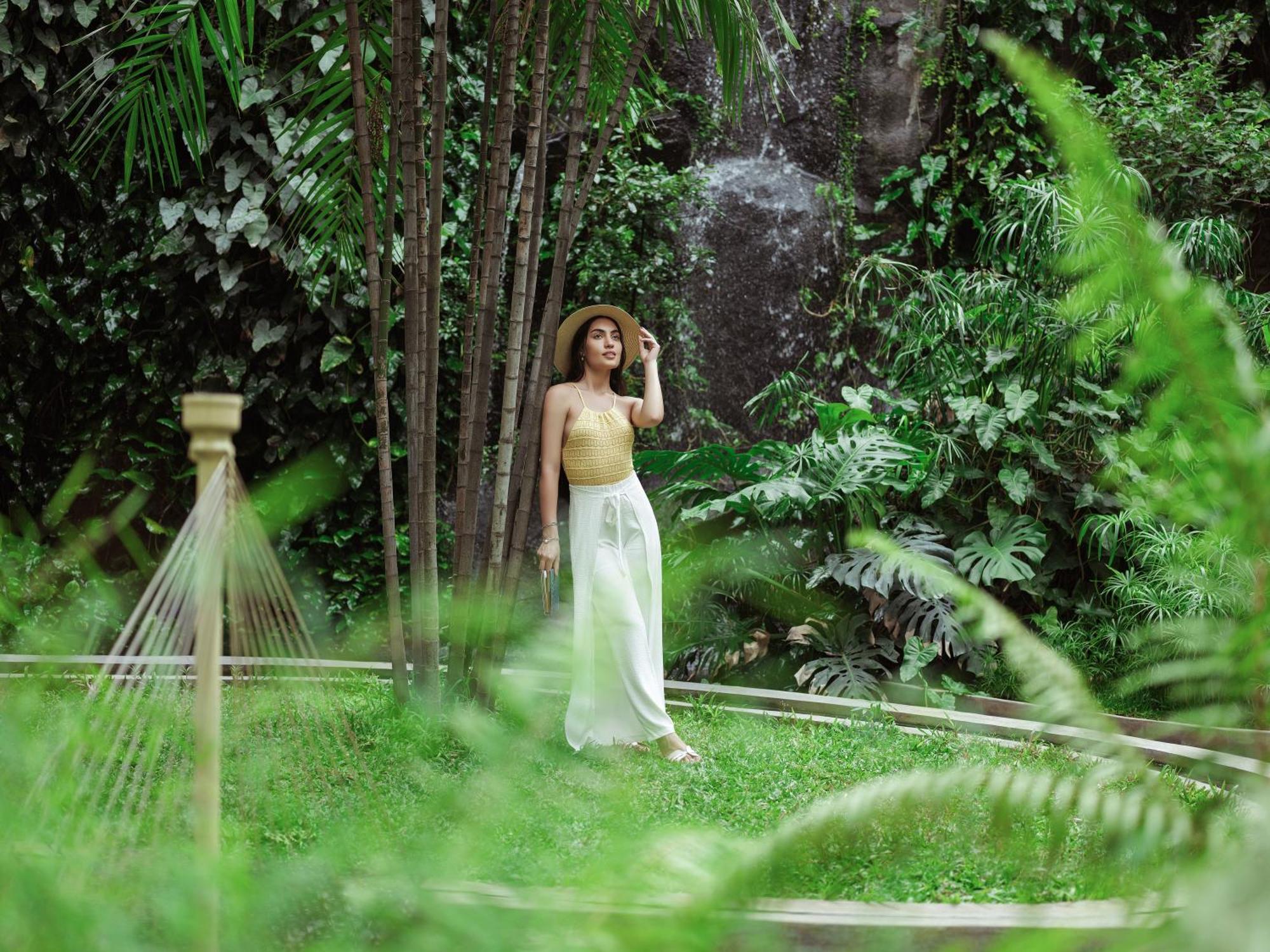 Hotel Taj Krishna Hajdarábád Exteriér fotografie A woman in a garden