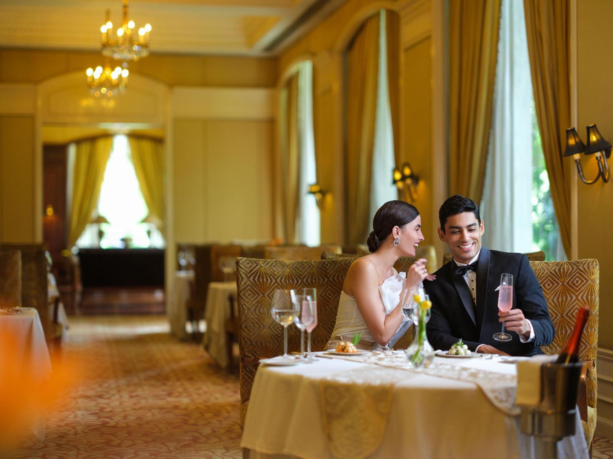 Hotel Taj Krishna Hajdarábád Exteriér fotografie A couple dining at the restaurant