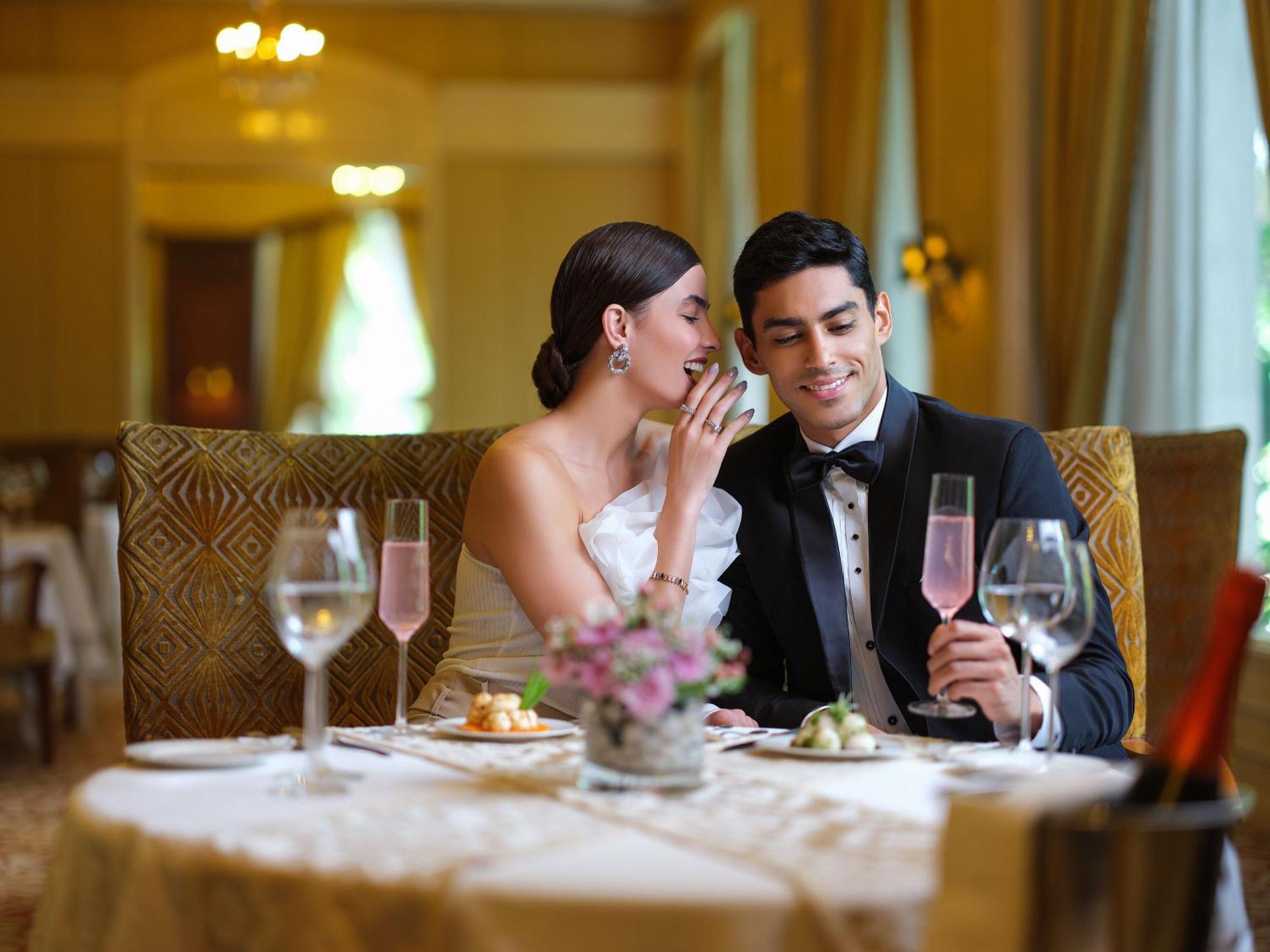 Hotel Taj Krishna Hajdarábád Exteriér fotografie A couple dining together