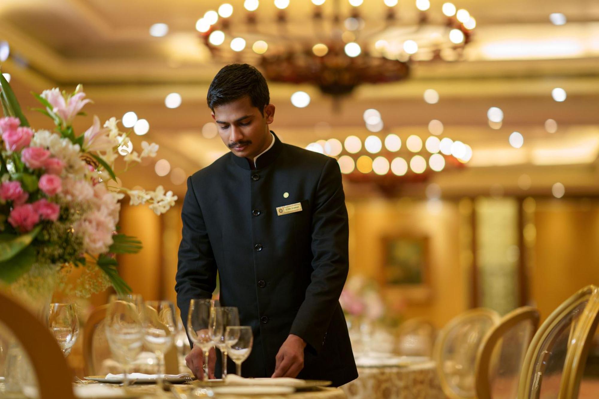 Hotel Taj Krishna Hajdarábád Exteriér fotografie A butler at the Taj Mahal Palace, Mumbai