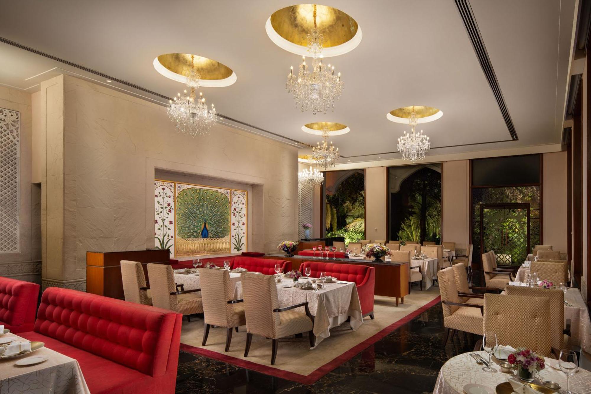 Hotel Taj Krishna Hajdarábád Exteriér fotografie The interior of the restaurant